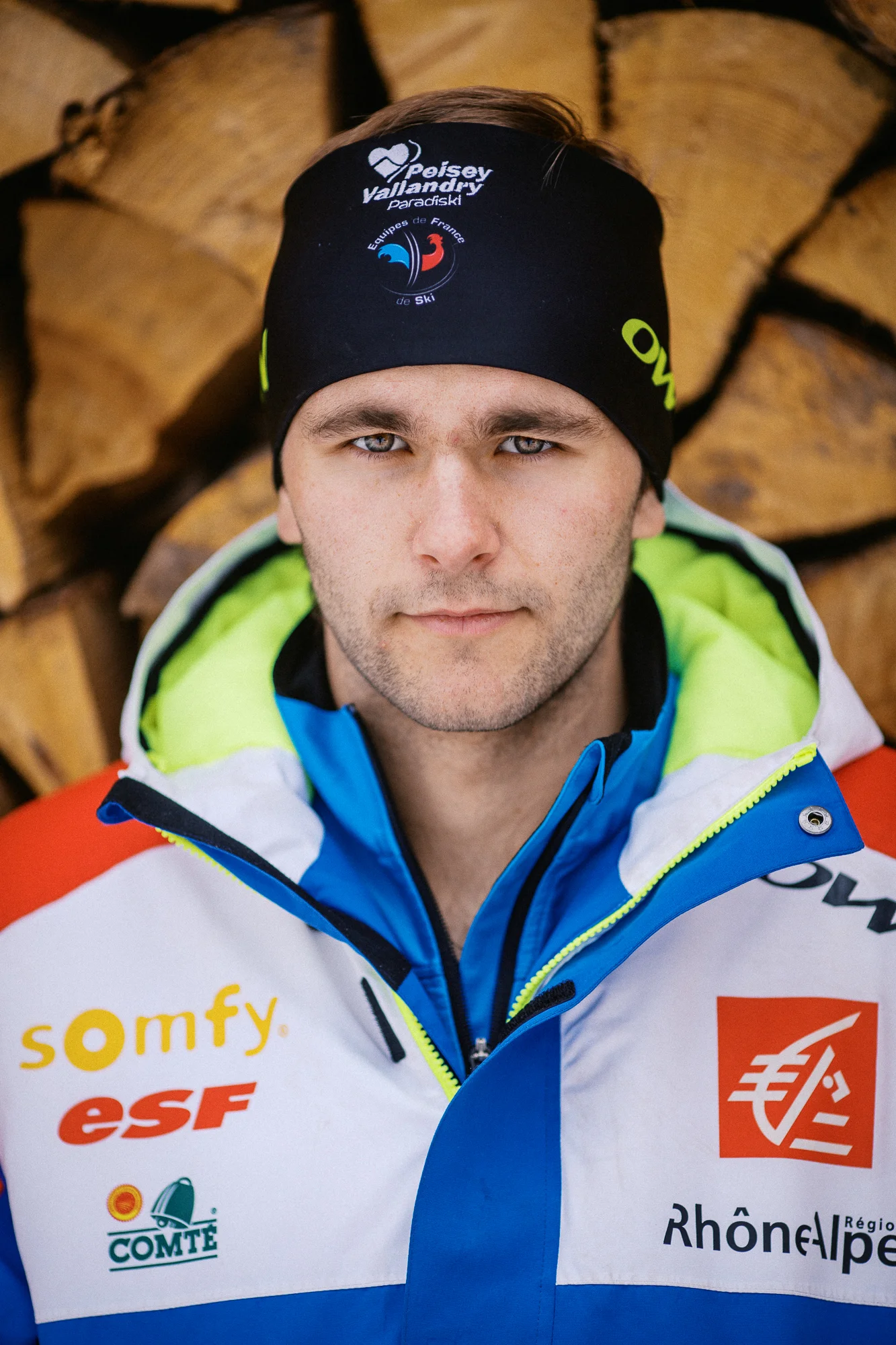Portrait d'un skieur professionnel de l'équipe de France regardant l'objectif lors d'un reportage photo à Peisey Vallandry en Savoie.