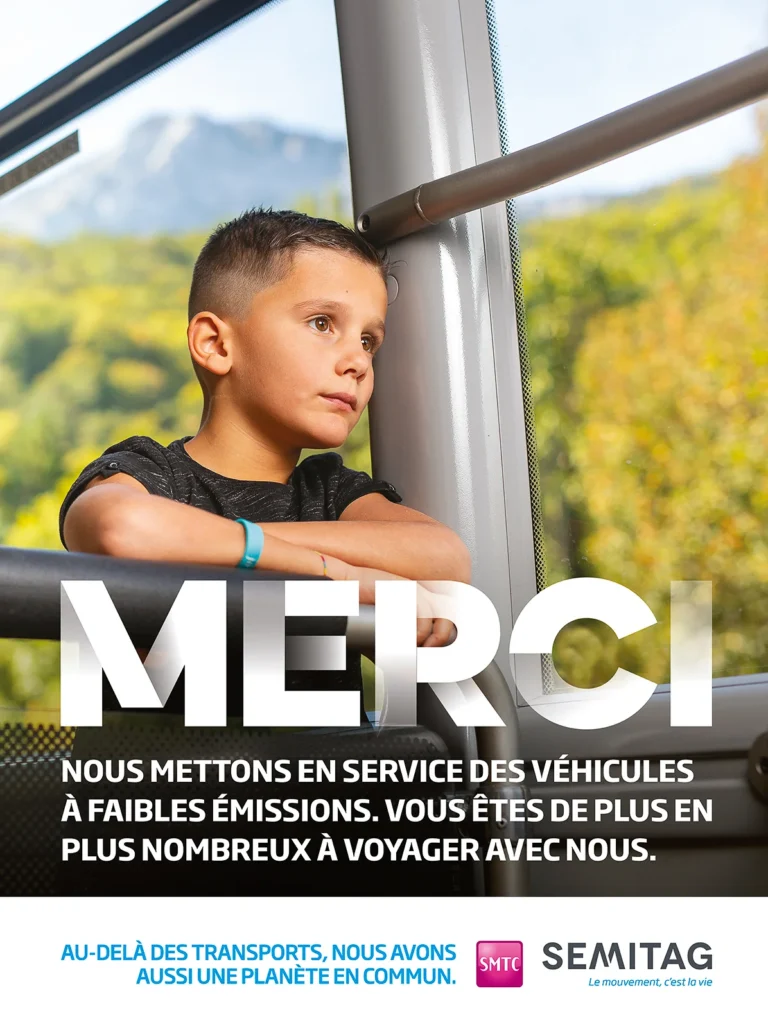 Shooting photo transport en commun avec un enfant regardant par la vitre d'un bus SEMITAG à Grenoble.