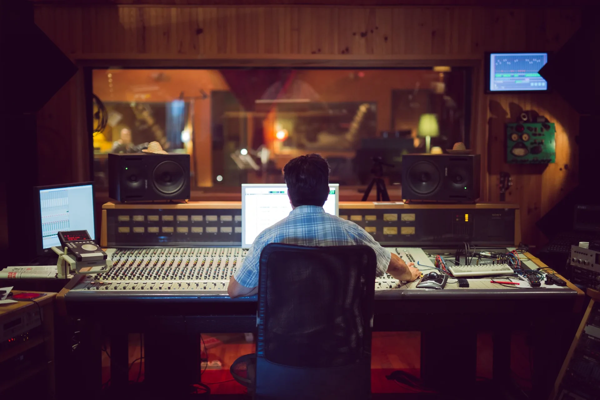 Photographes pour artistes réalisant des photos en studio d'un mixage professionnel.