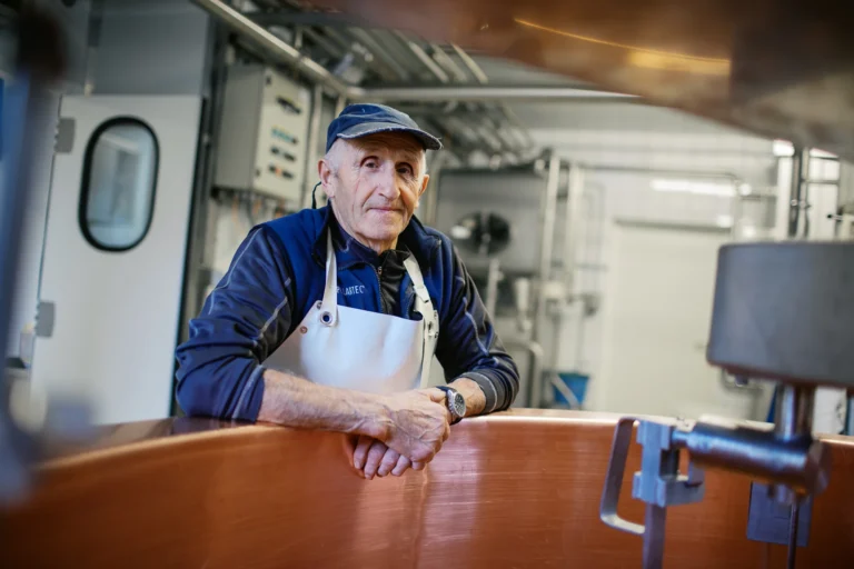 Reportage territoire en Savoie : portrait d'un artisan fromager dans sa cave d'affinage.