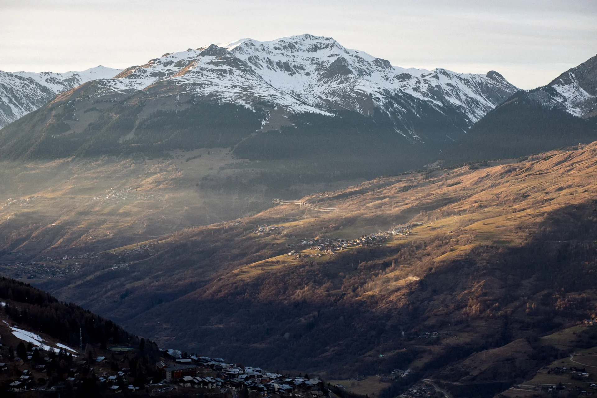 Reportage photo à Peisey Vallandry : vue panoramique sur les villages de la vallée au crépuscule.