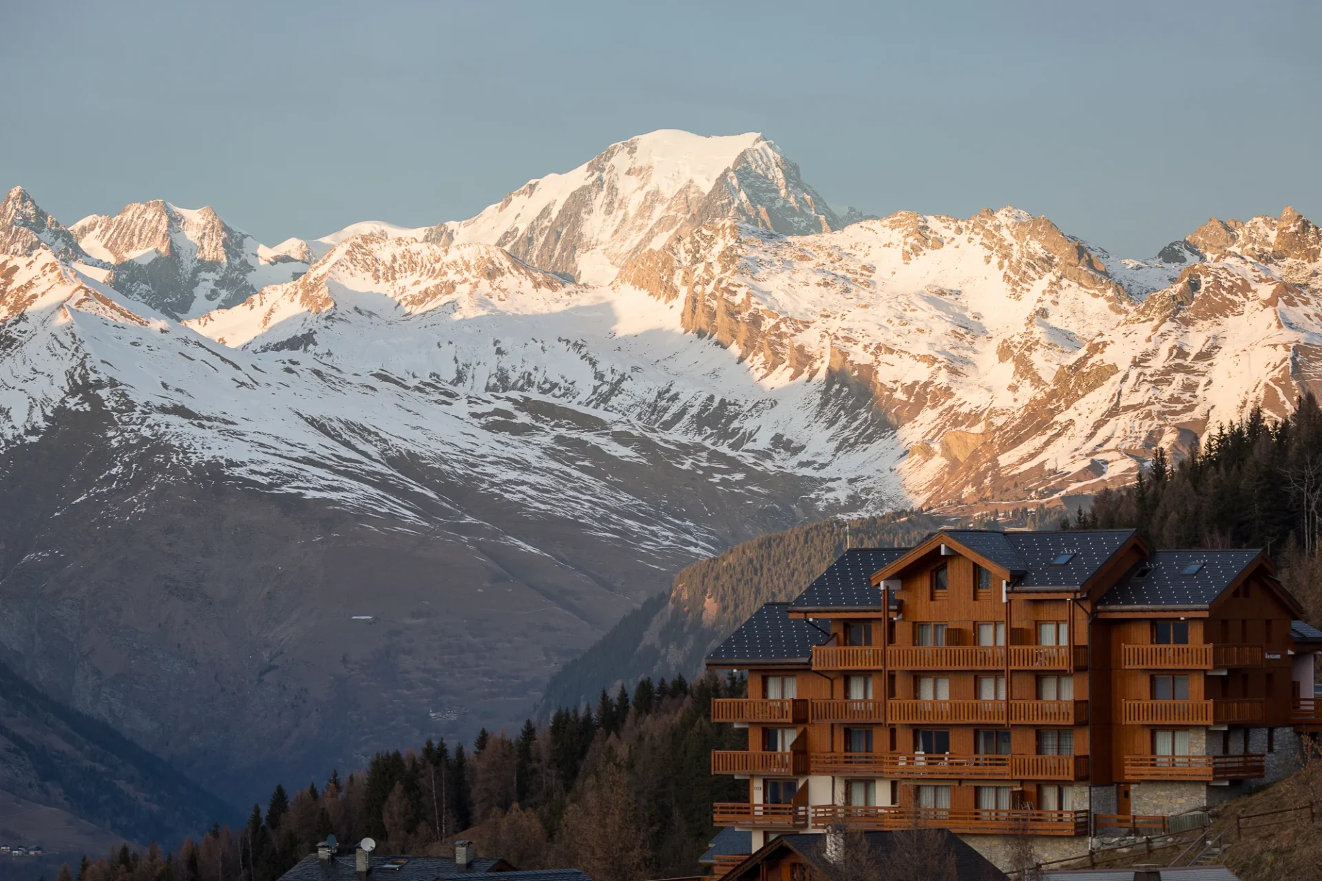 Reportage photo à Peisey Vallandry : grand chalet en bois face au massif du Mont-Blanc.
