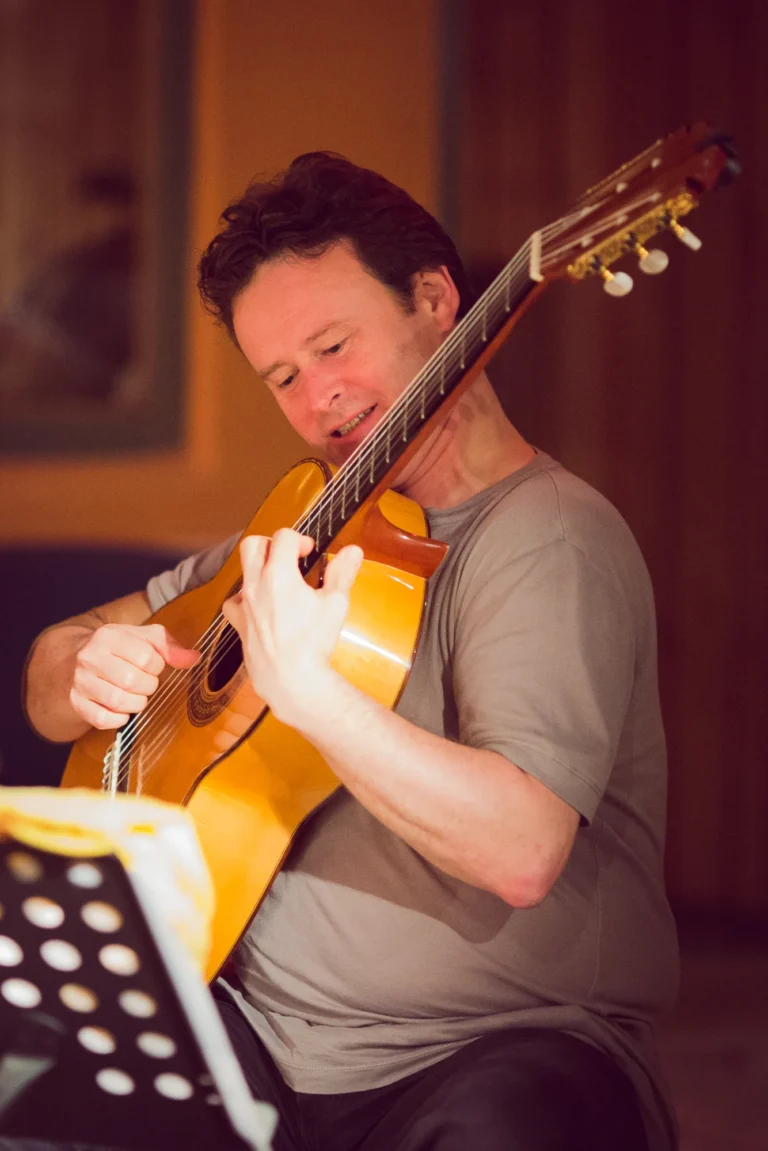 Photographes pour artistes immortalisant un guitariste en pleine session acoustique.