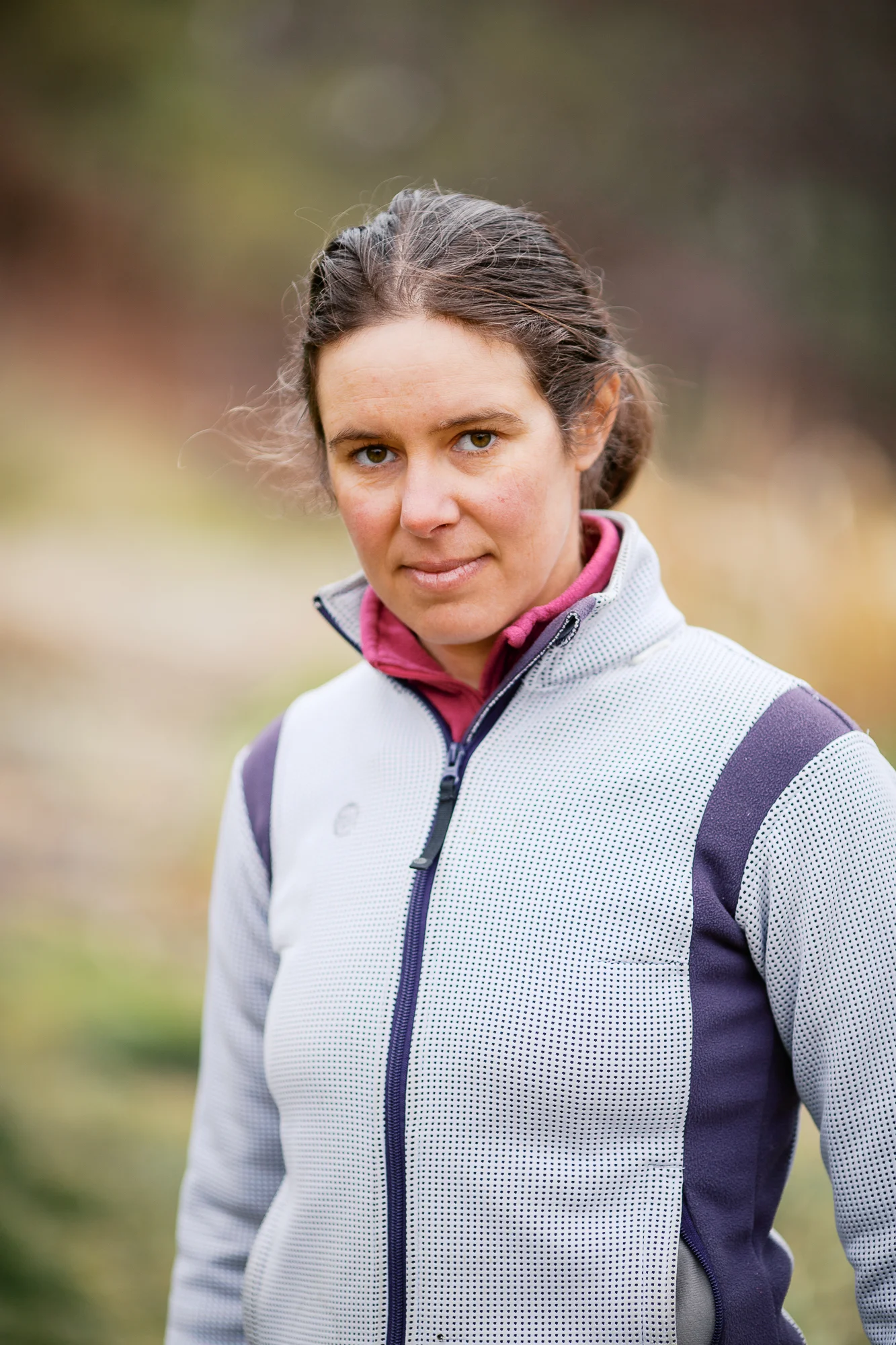 Photographe en Savoie : portrait naturel d'une femme en tenue de randonnée en extérieur.