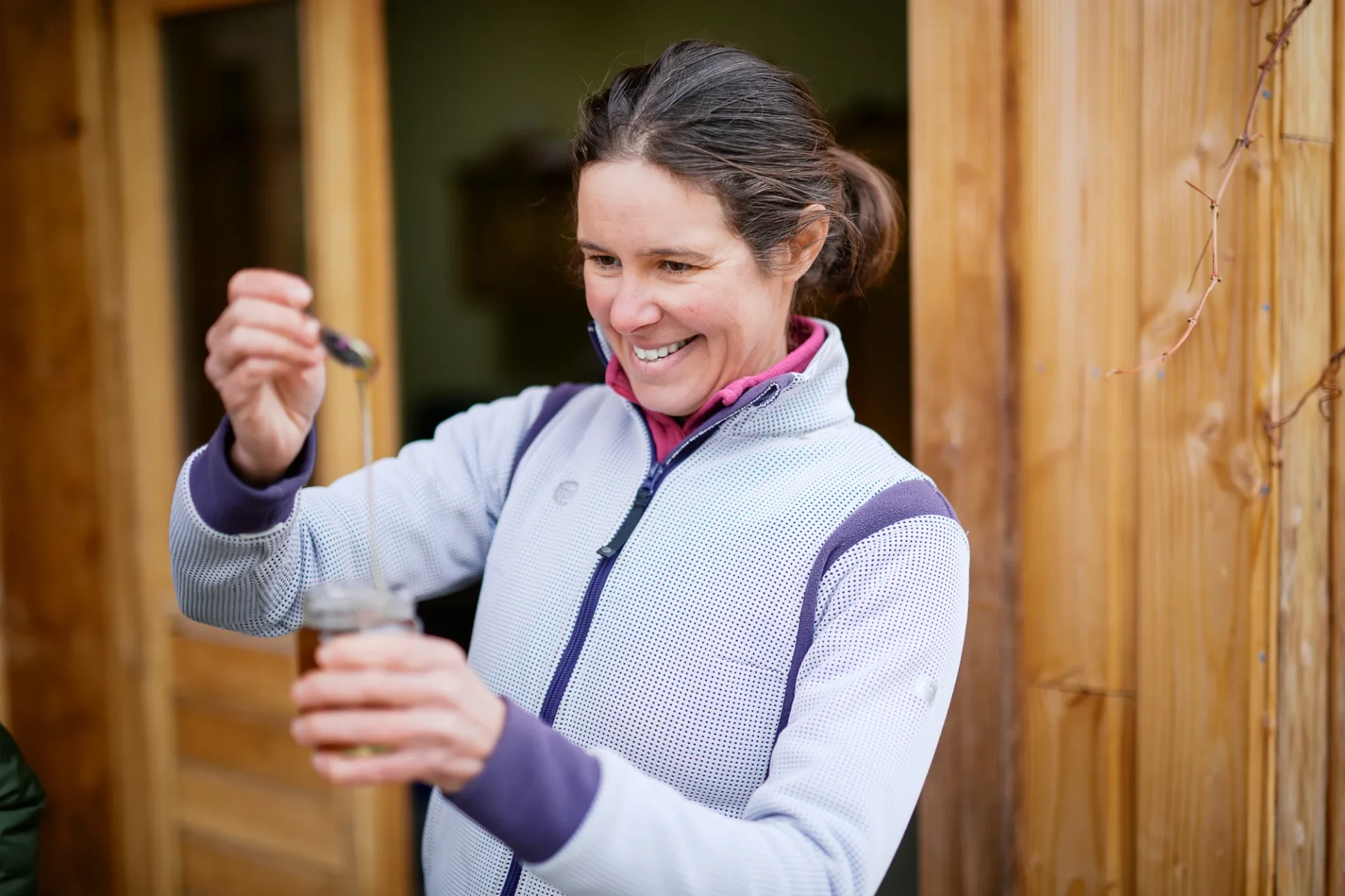 Reportage photo à Peisey Vallandry : une productrice locale présente son miel artisanal.