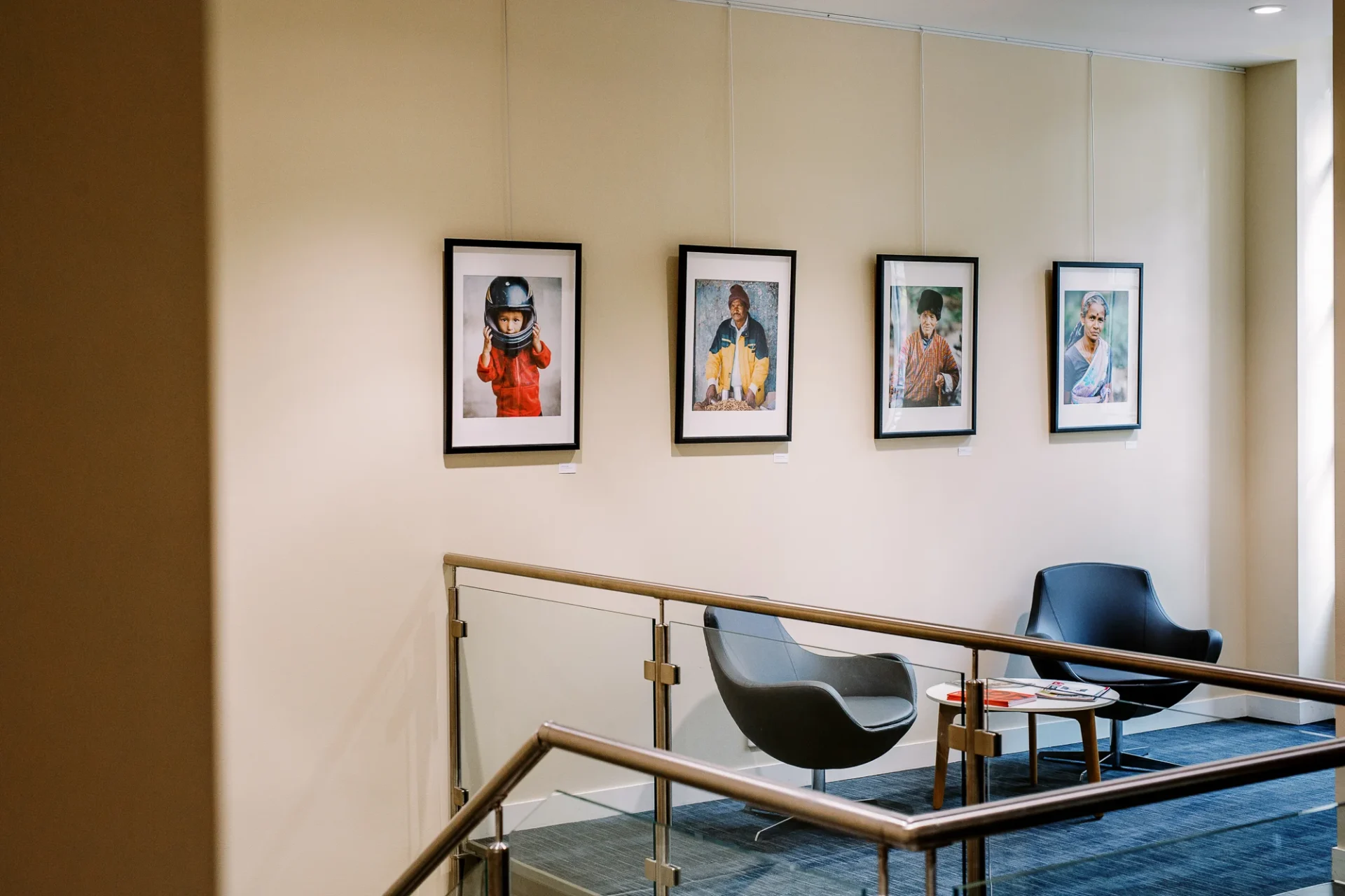 Tirages encadrés d'un photographe de voyage dans un espace lounge.