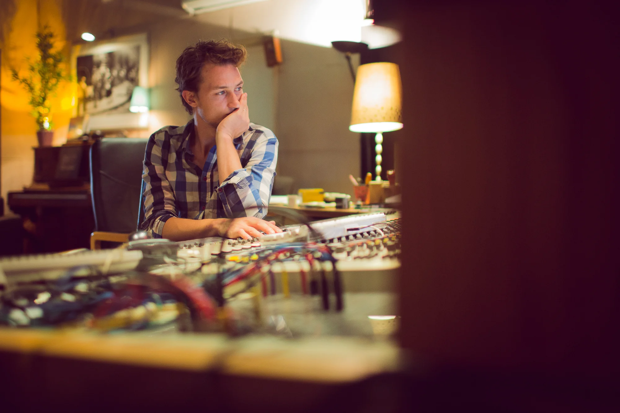 Photographes pour artistes saisissant la concentration d'un ingénieur en studio.