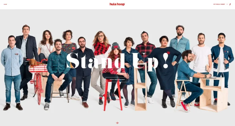 Agence de communication Hula Hoop : portrait de groupe de l'équipe avec le slogan Stand Up en typographie blanche.