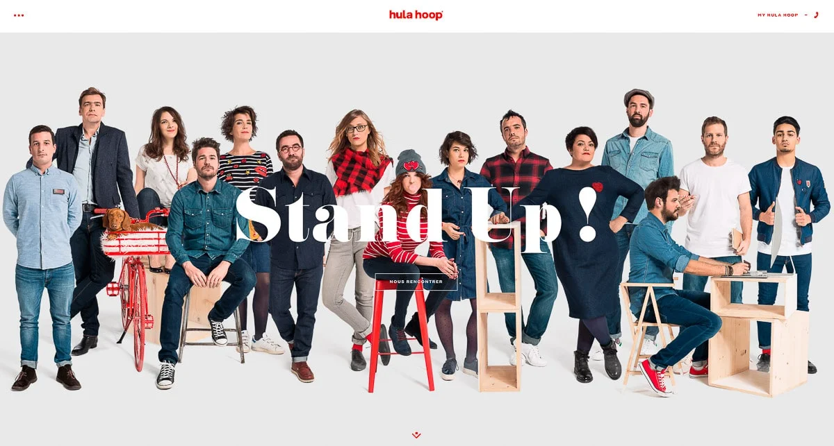 Agence de communication Hula Hoop : portrait de groupe de l'équipe avec le slogan Stand Up en typographie blanche.