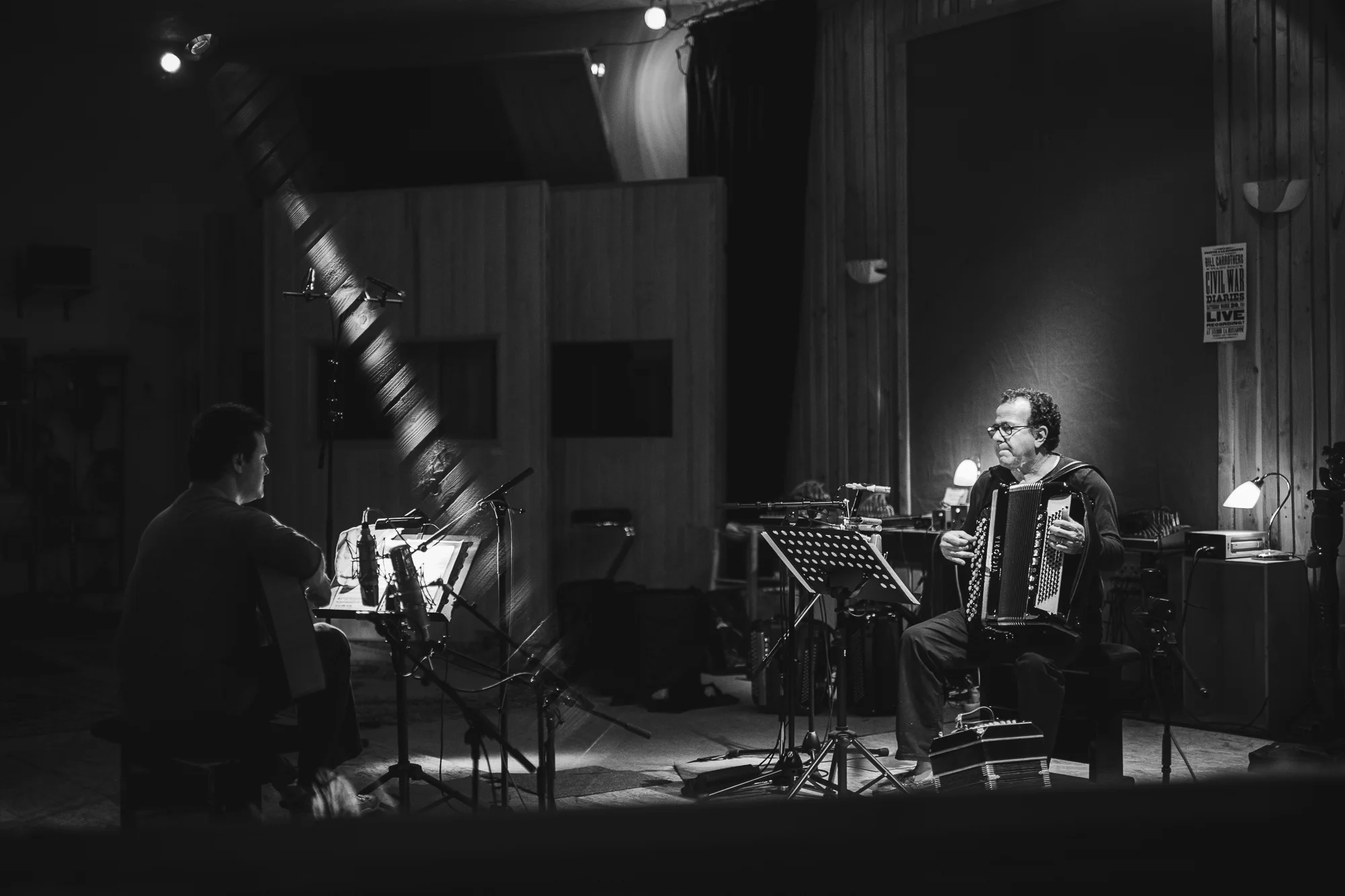 Photos d'artistes en noir et blanc lors d'une session d'enregistrement acoustique.