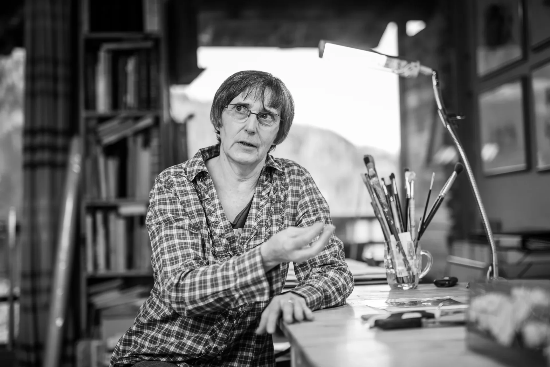 Photographe en Savoie : portrait monochrome d'une artiste peintre dans son atelier.