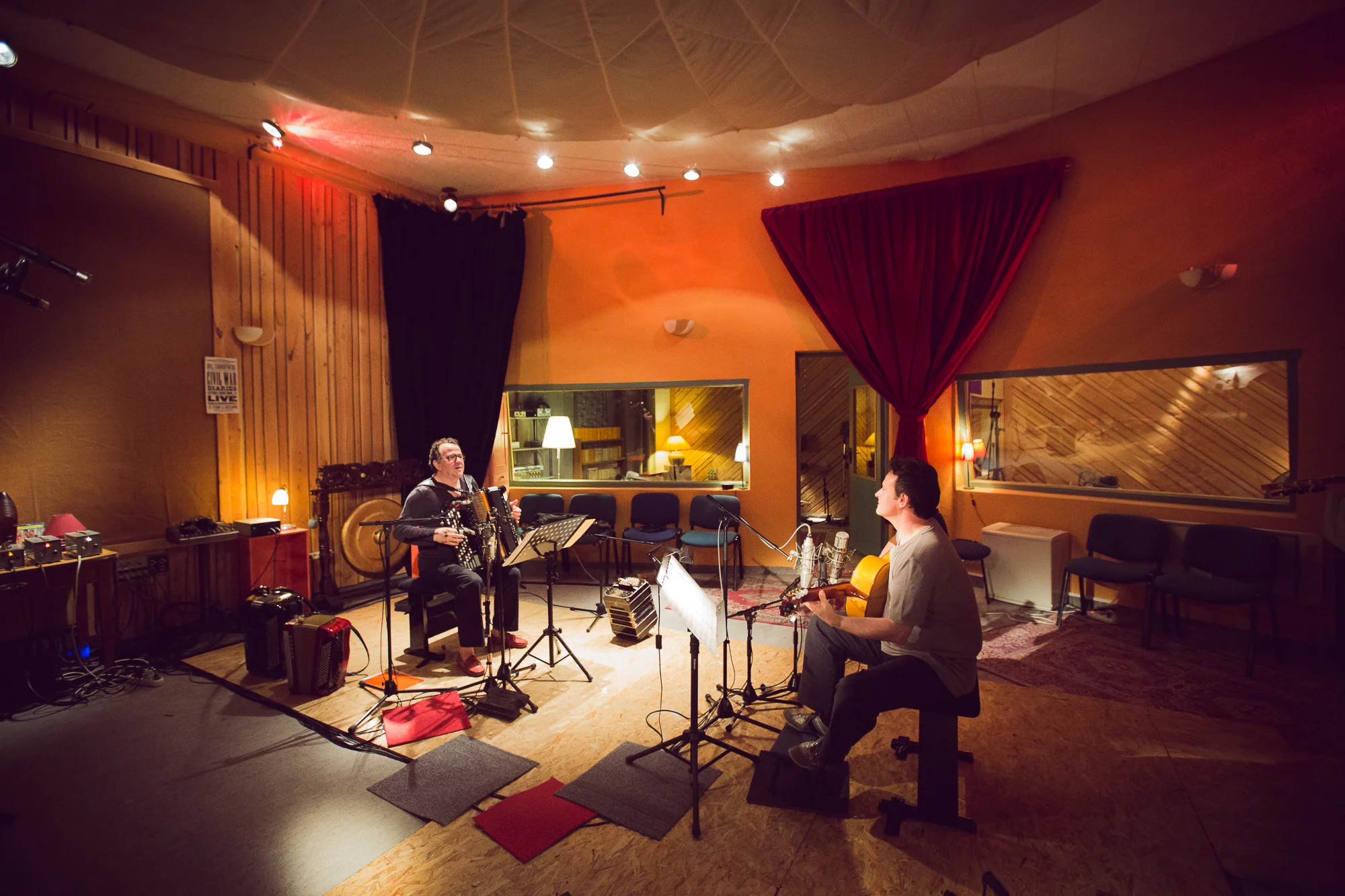 Photographes pour artistes documentant une session live dans un studio boisé.