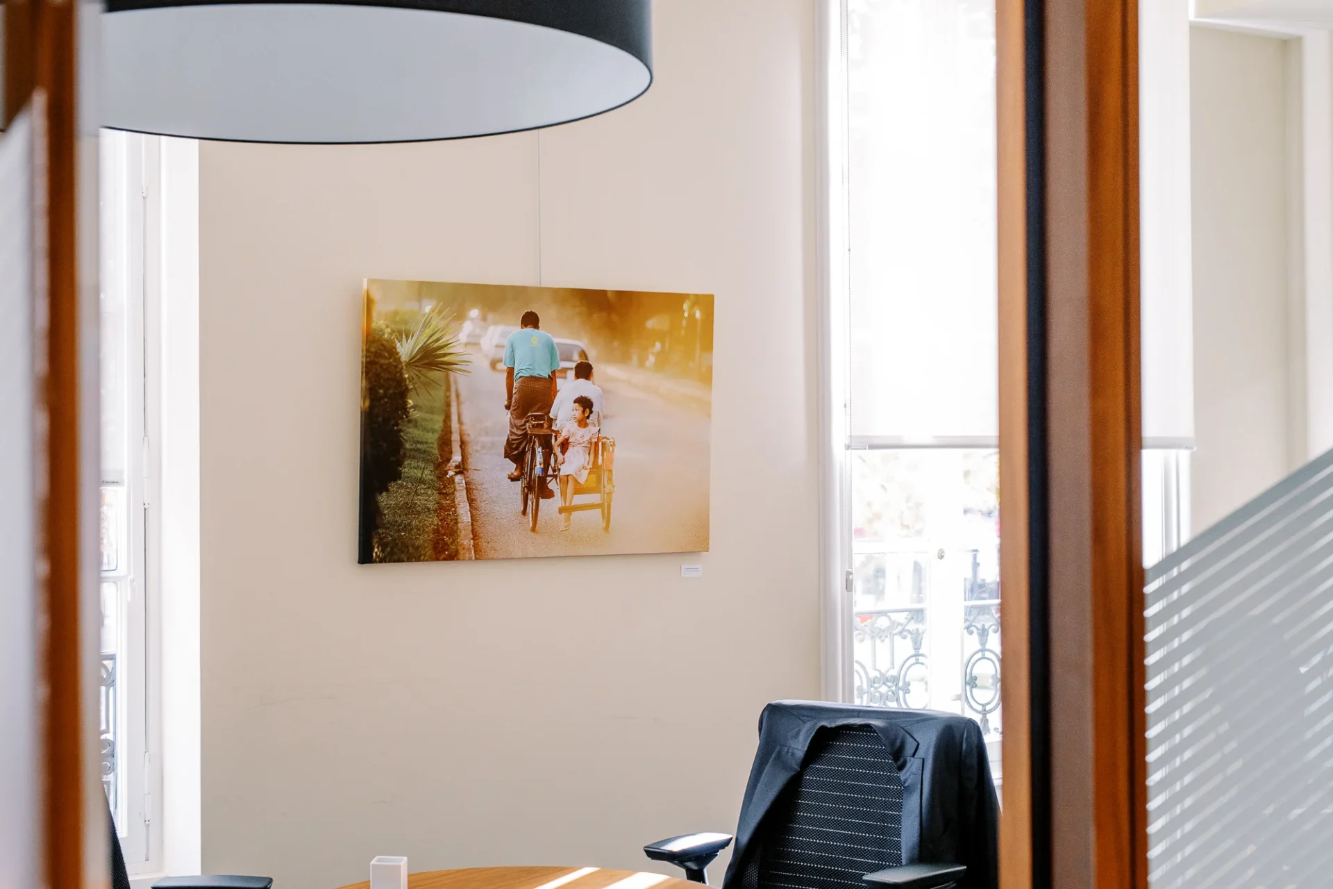 Tirage d'art d'un photographe de voyage exposé dans un bureau.