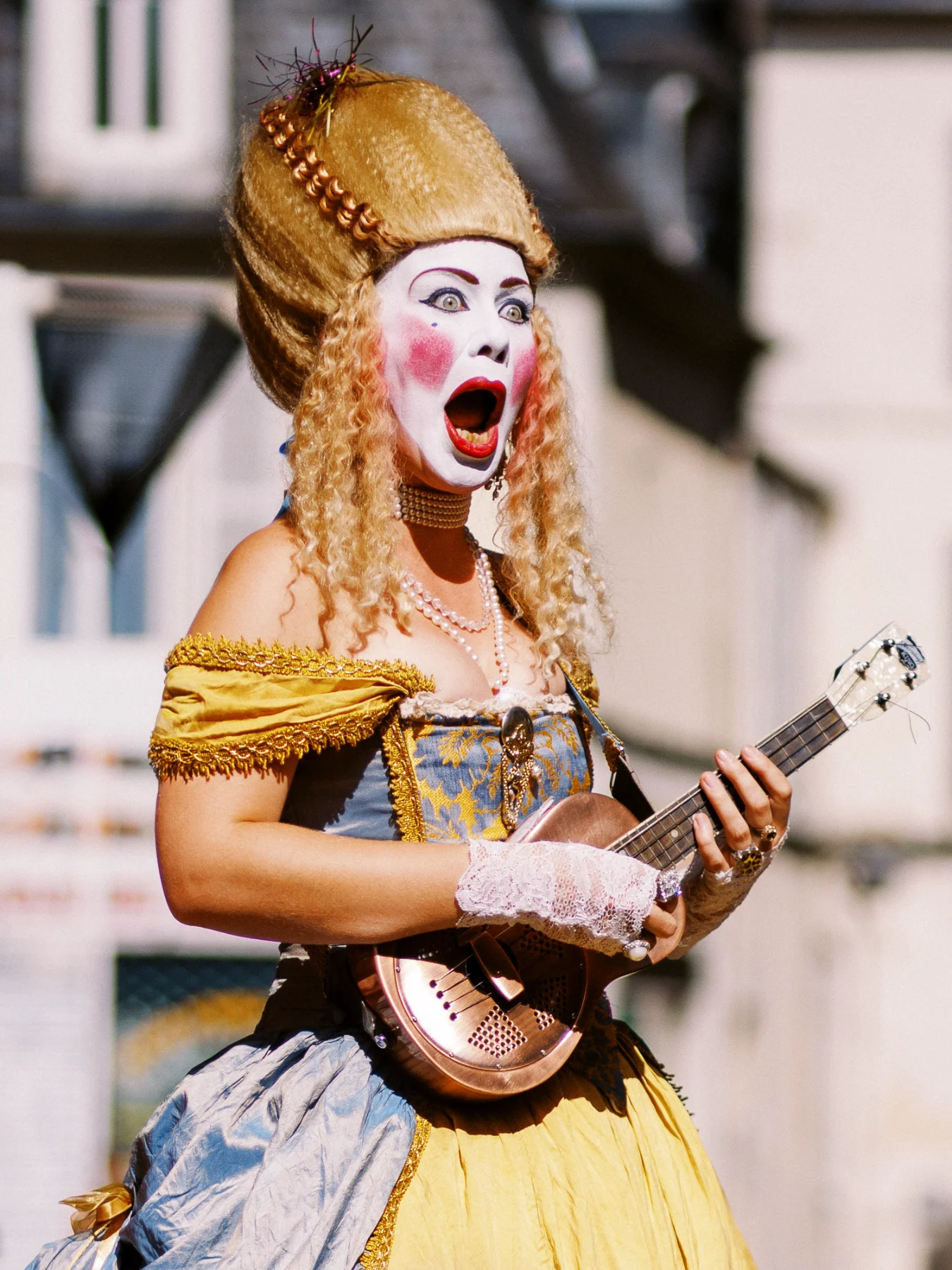 Portrait d'une mime au ukulélé réalisé par un photographe artiste Lyon.