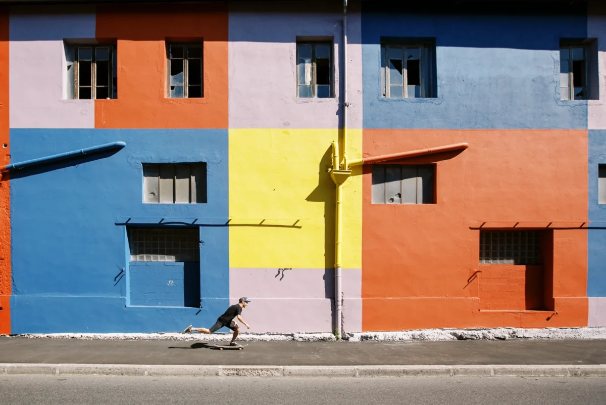 Skateur devant un mur géométrique coloré par un photographe artiste Lyon.
