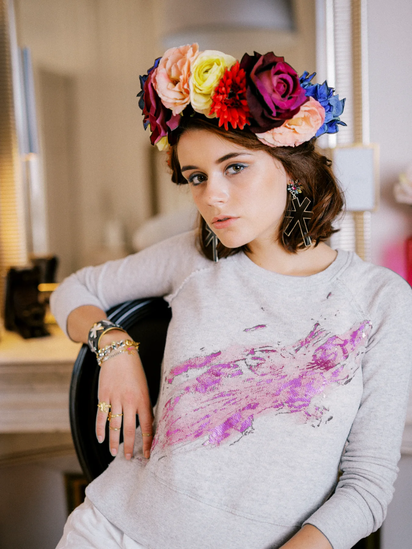 Femme avec couronne de fleurs par un photographe artiste Lyon.