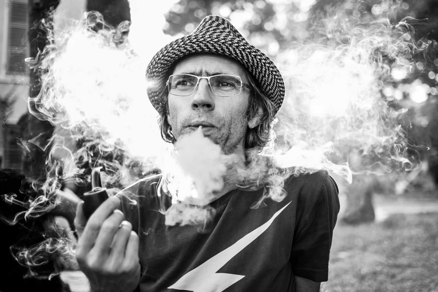 Homme fumant la pipe en noir et blanc par un photographe artiste Lyon.