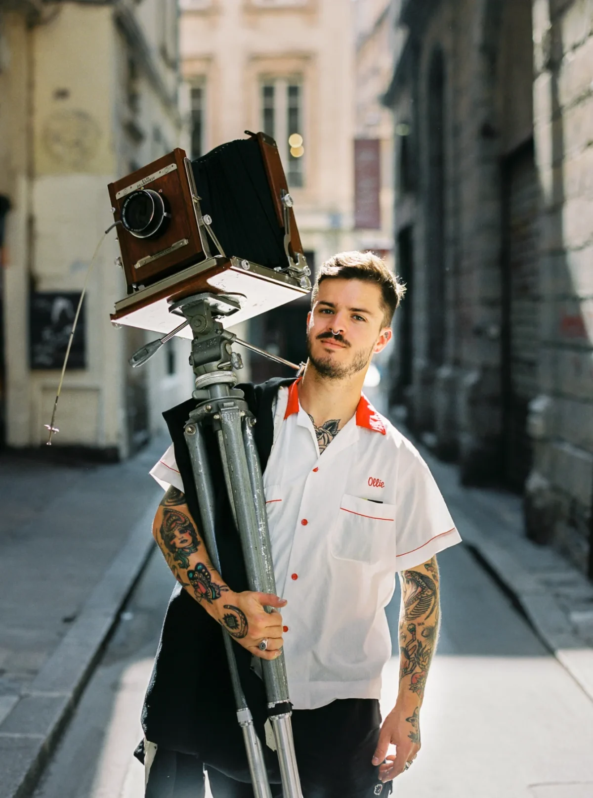 Photographe avec chambre photographique par un photographe artiste Lyon.