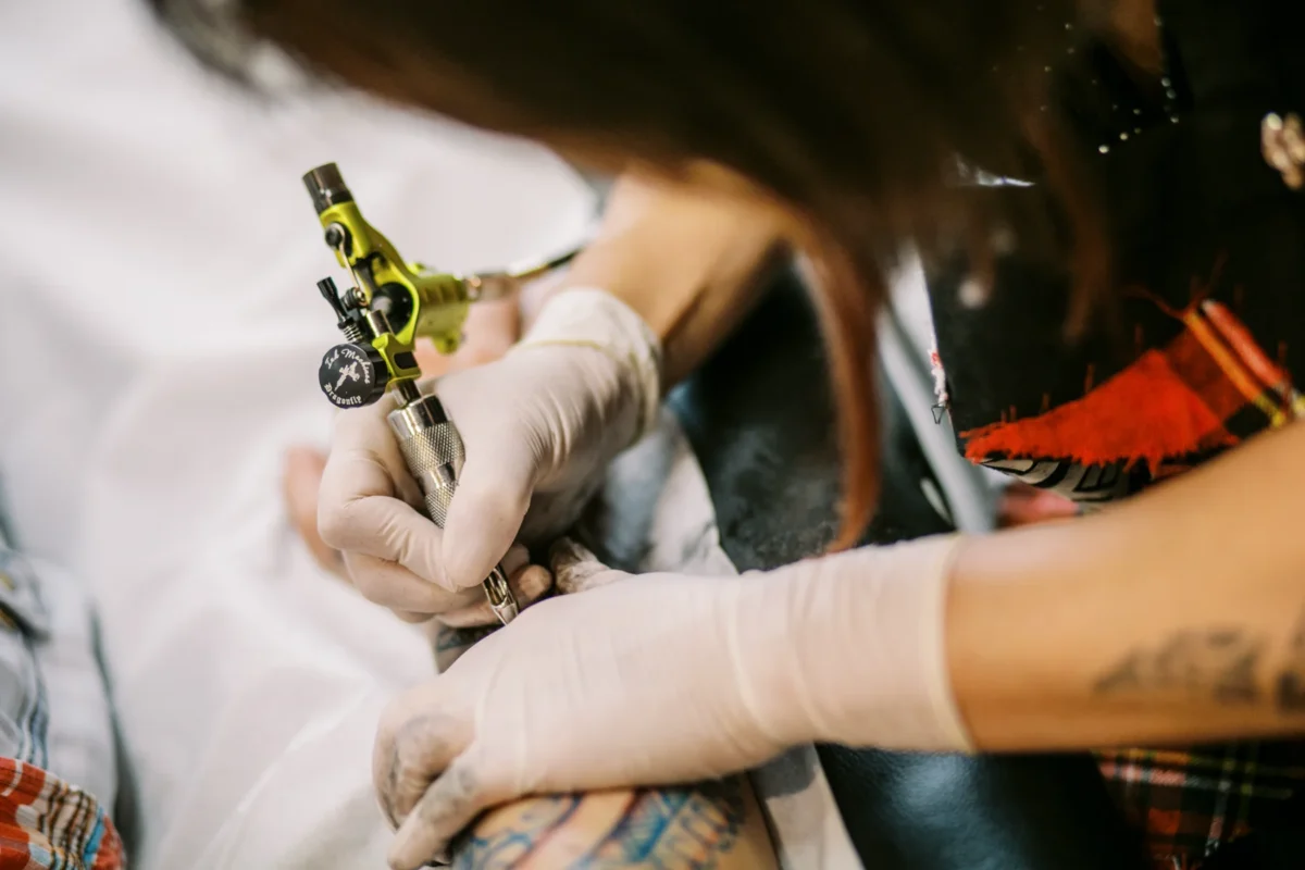 Précision et encre : reportage dans un salon de tatouage réputé à Lyon.