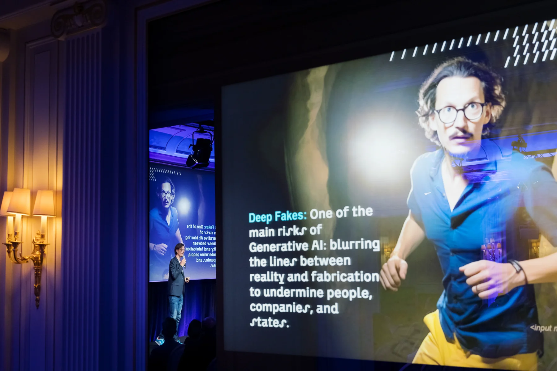 Conférencier présentant les risques des deepfakes. Une image clé pour trouver photographe de séminaire.