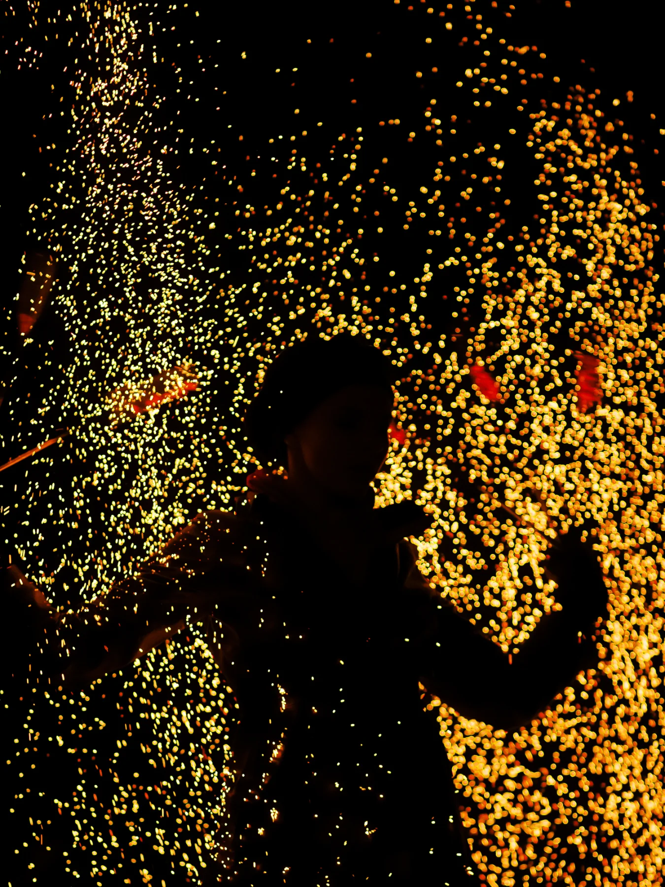 Silhouette d'une performeuse de feu par un photographe artiste Lyon.