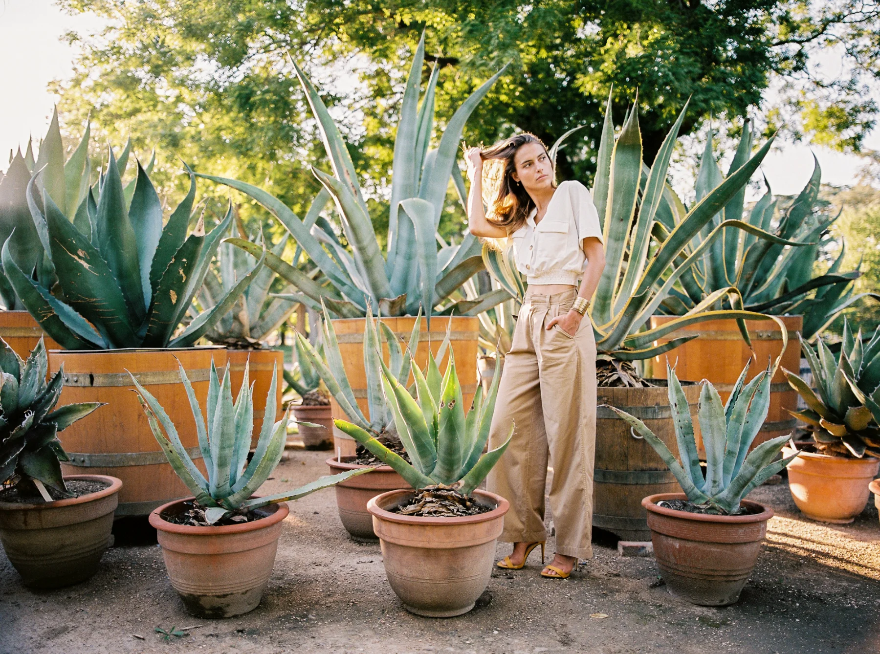 Femme parmi des agaves géants par un photographe artistes Lyon.
