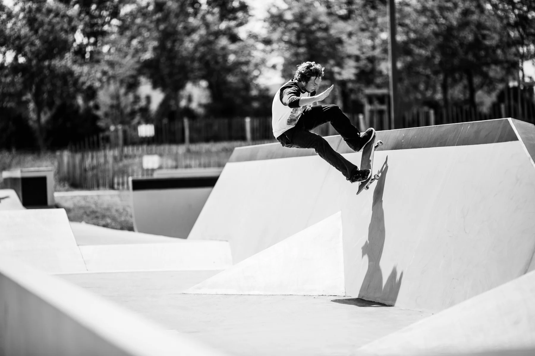 Skateur sur une rampe en noir et blanc par un photographe artiste Lyon.