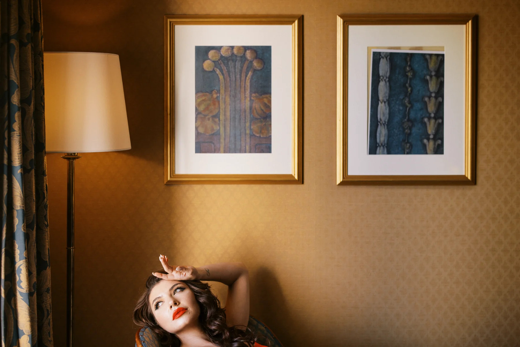 Femme pensive dans un salon classique par un photographe artistes Lyon.