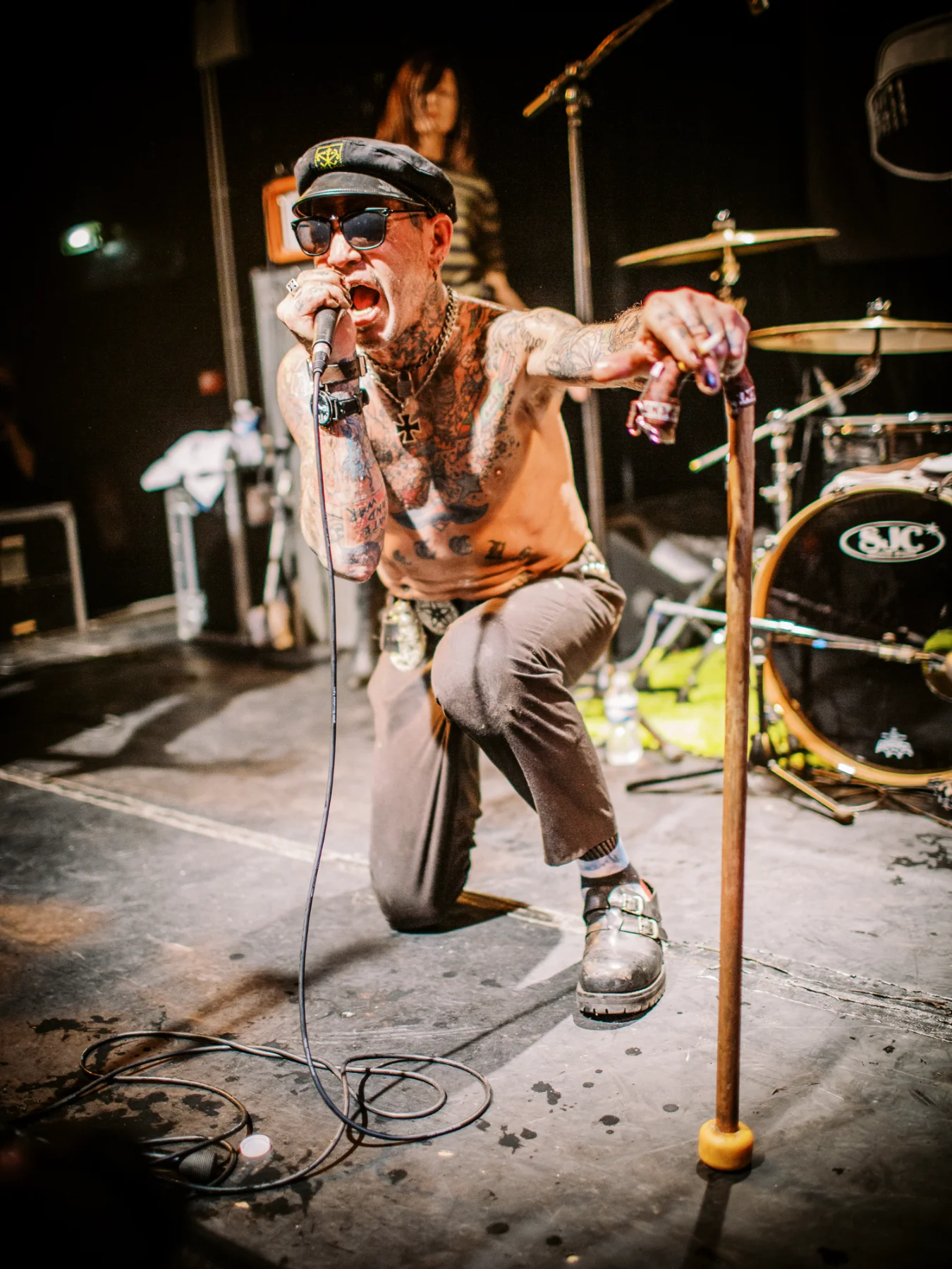 Chanteur punk tatoué sur scène par un photographe artiste Lyon.