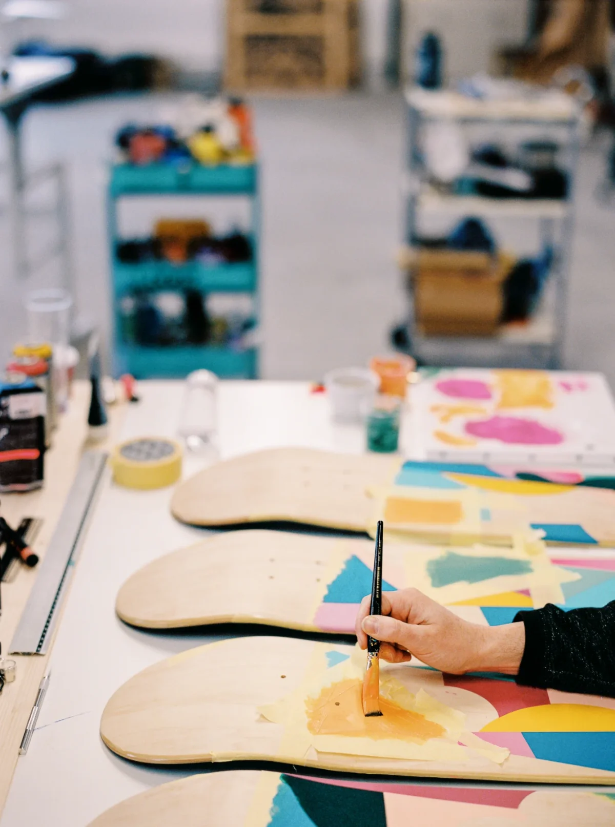 Peinture sur planches de skate par un photographe artiste Lyon.