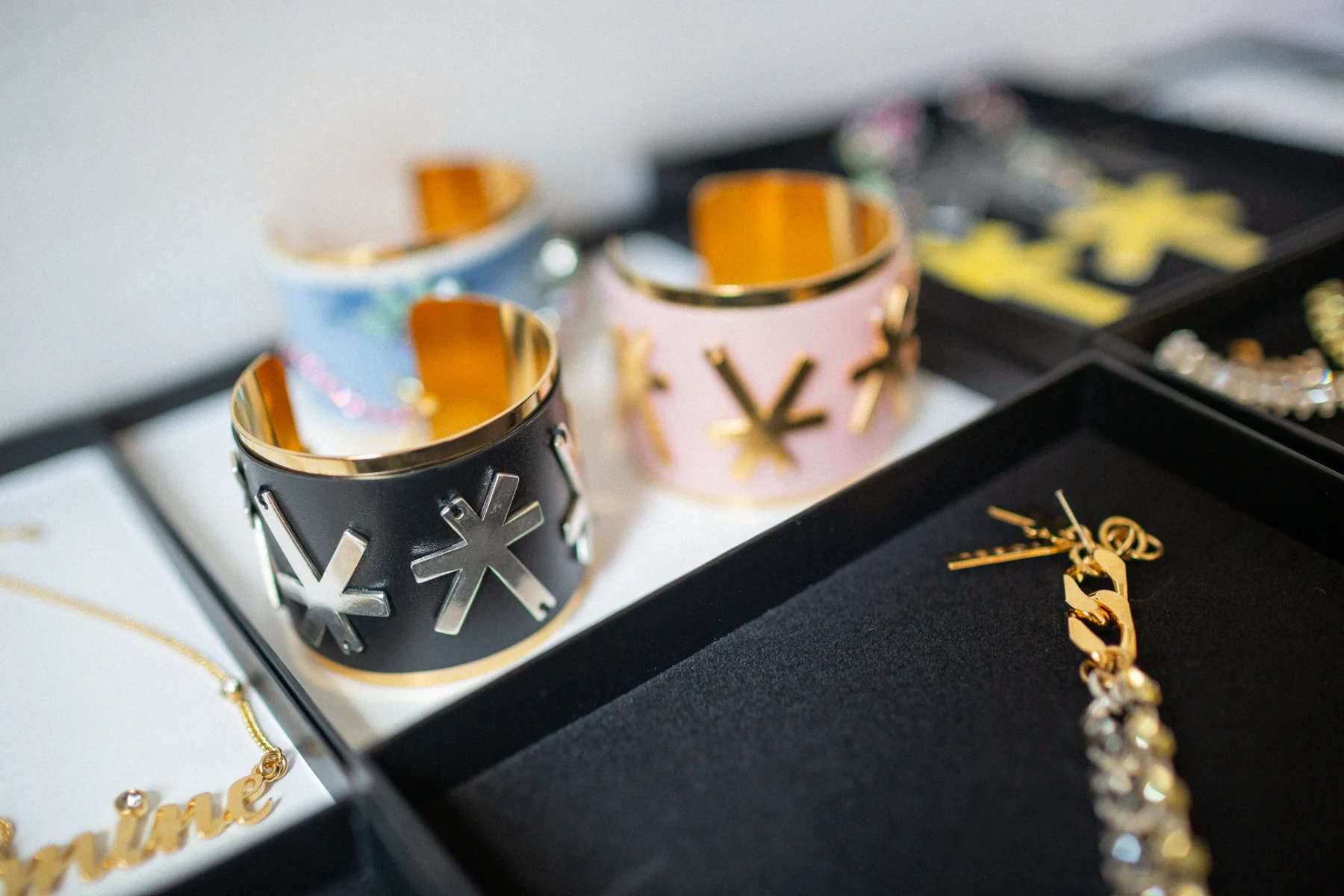 Présentation de bracelets design par un photographe artiste Lyon.