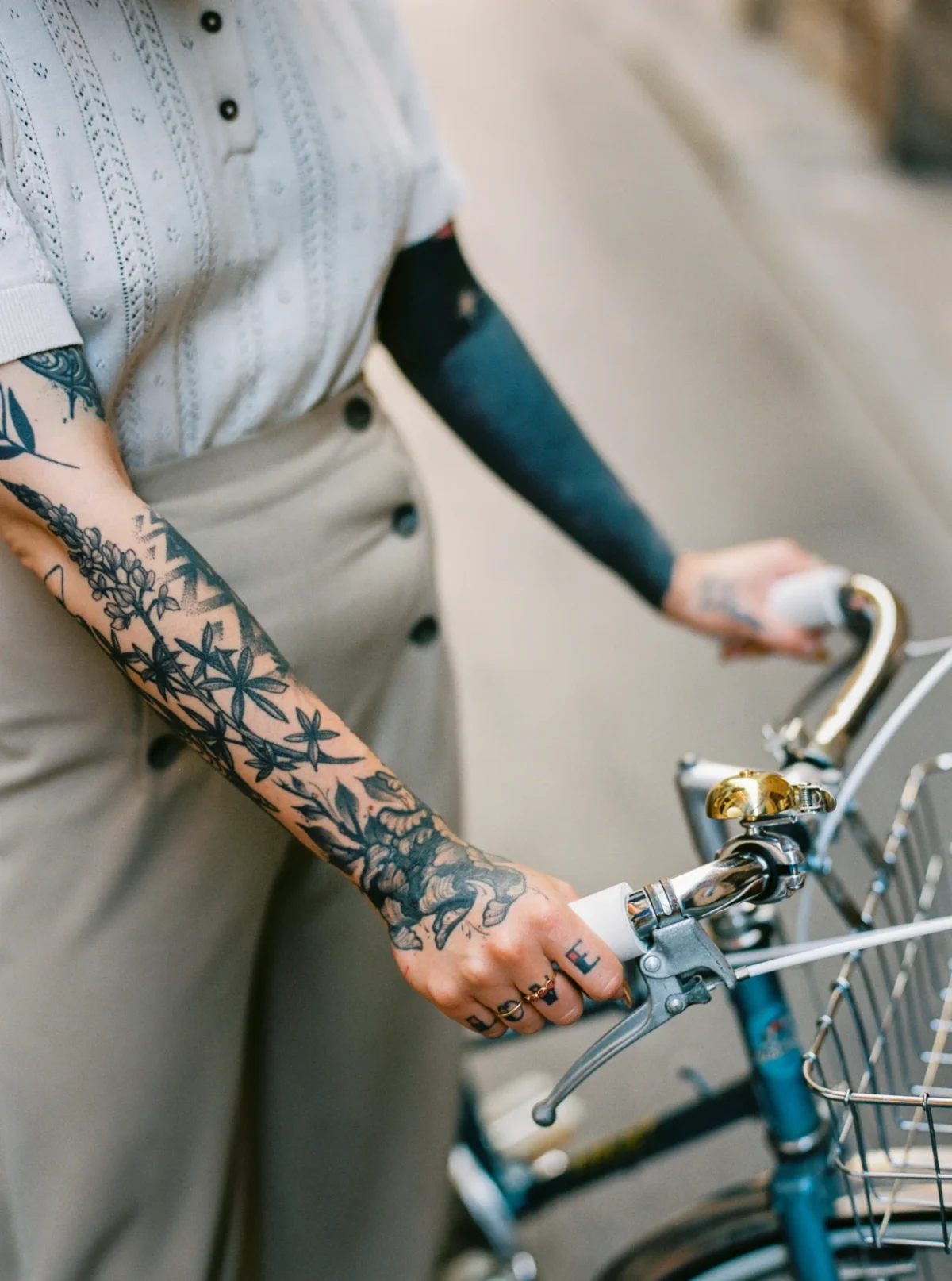 Bras tatoués sur un guidon de vélo par un photographe artiste Lyon.