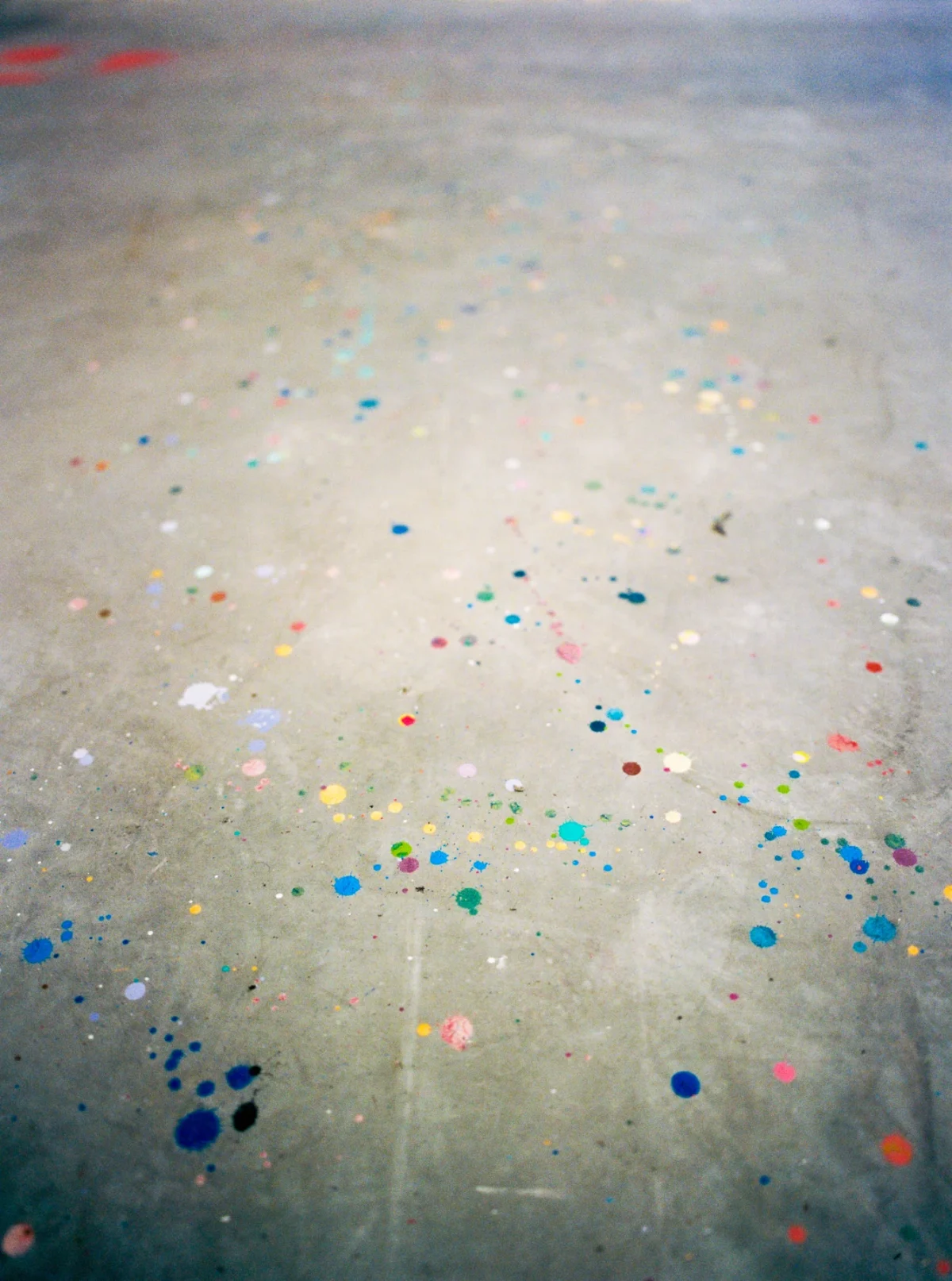 Taches de peinture sur béton pour un book photo.