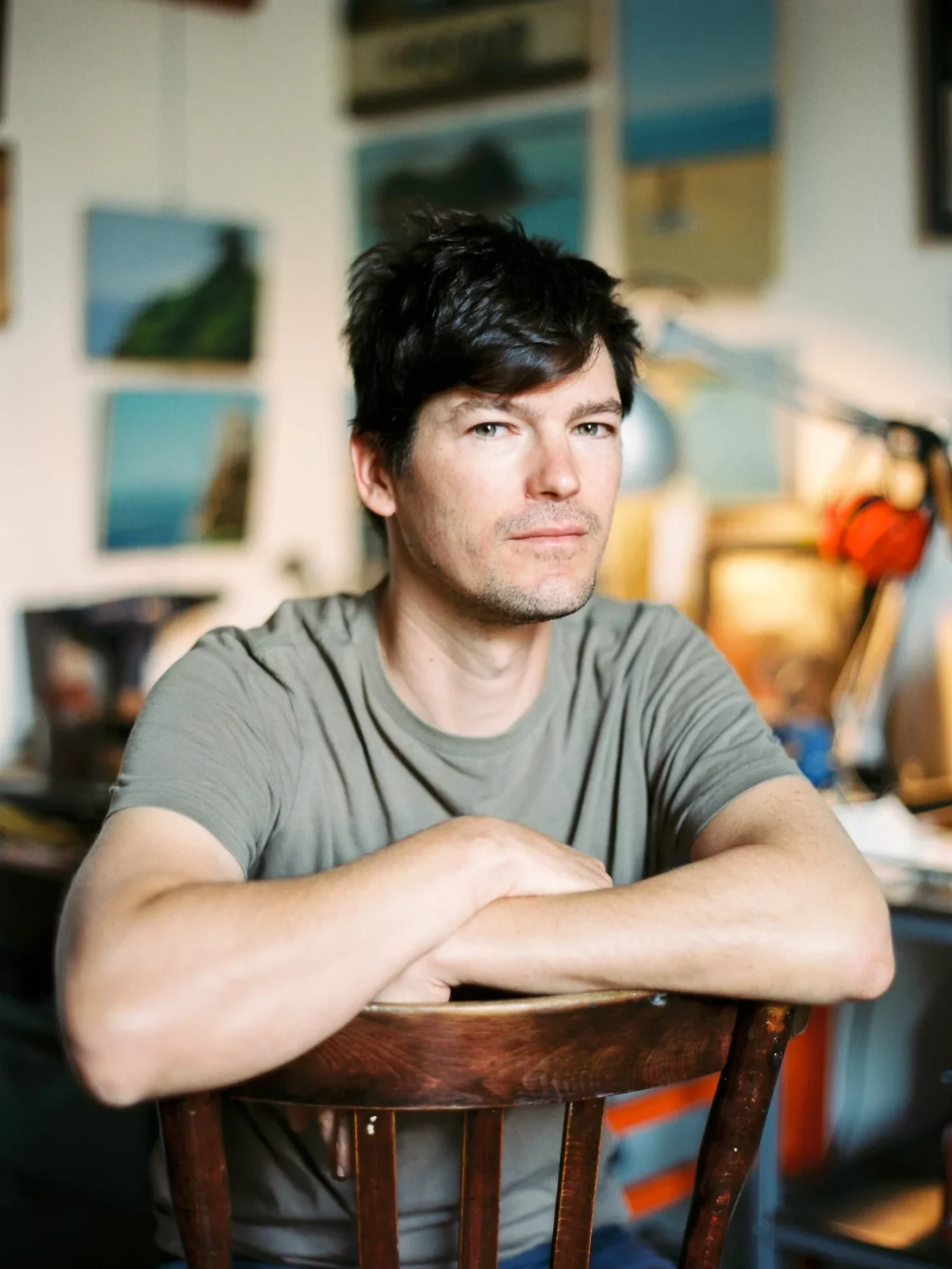 Portrait studio d'un homme brun pour un book photo.