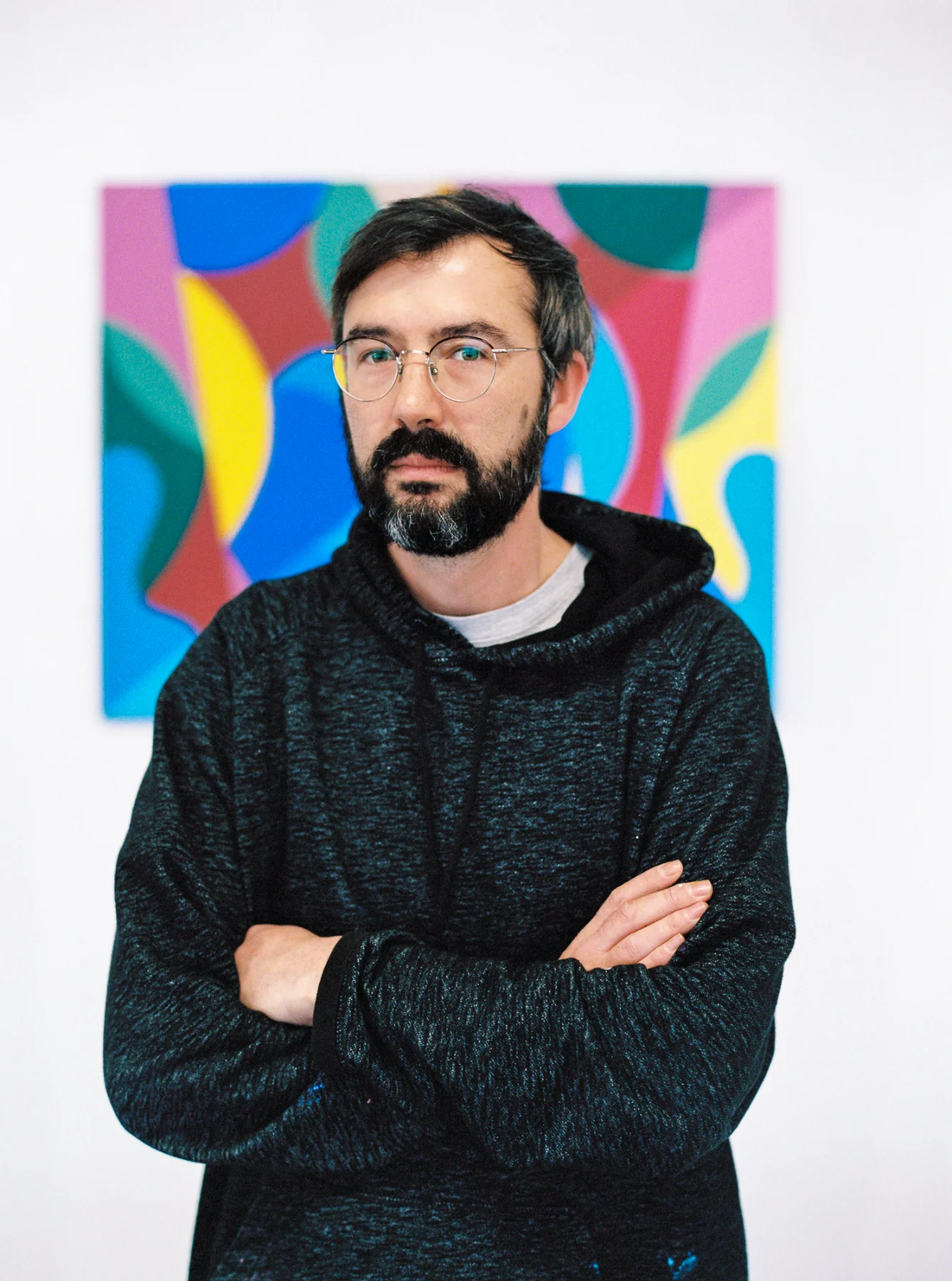 Homme devant une peinture abstraite par un photographe artistes Lyon.