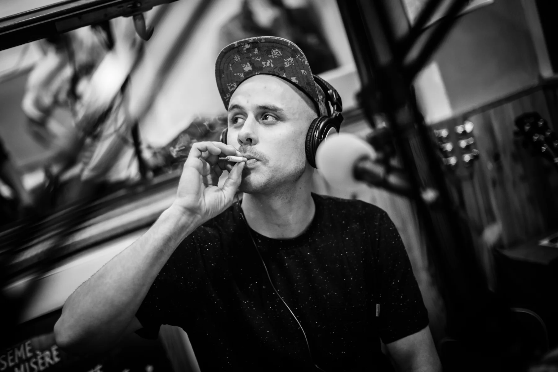 Homme fumant avec casque audio par un photographe artistes Lyon.