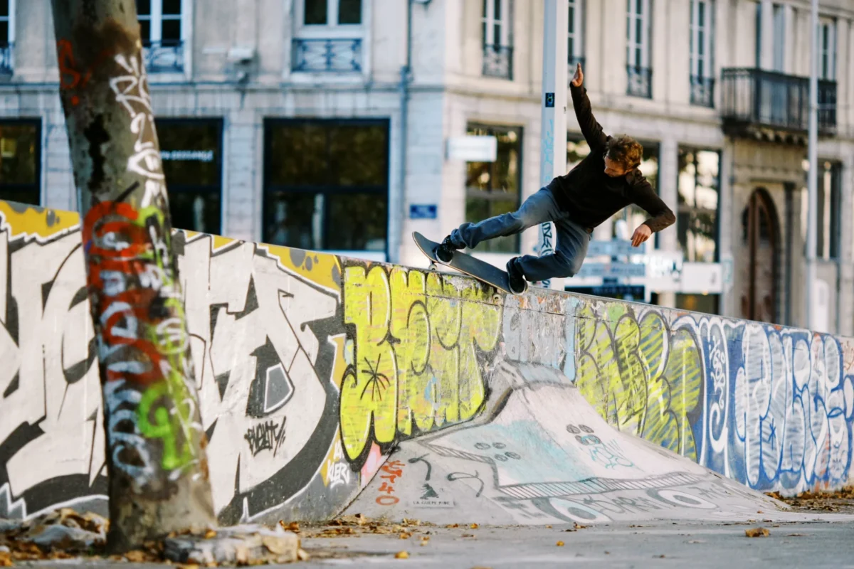 Skateur sur un muret tagué pour un book photo artiste Lyon.