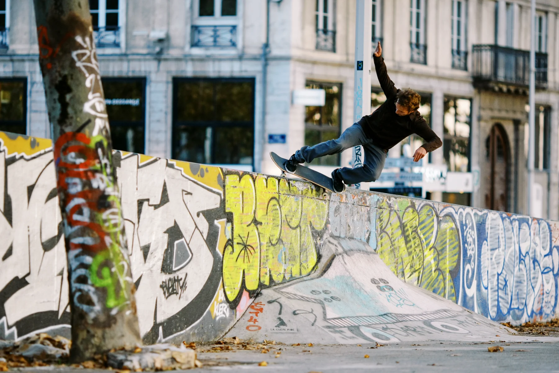 Skateur sur un muret tagué pour un book photo artiste Lyon.