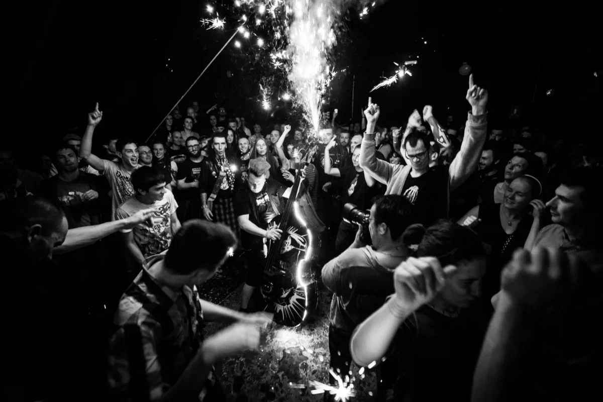 Scène de concert punk en noir et blanc par un photographe artiste Lyon.