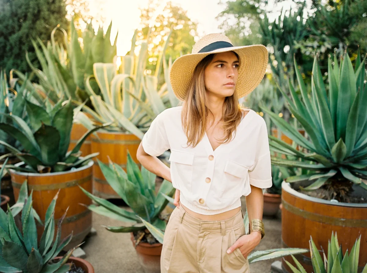 Femme au chapeau de paille pour un book photo artiste Lyon.