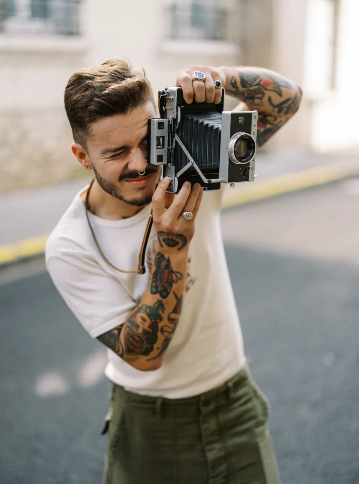Homme utilisant un appareil Polaroid par un photographe artistes Lyon.