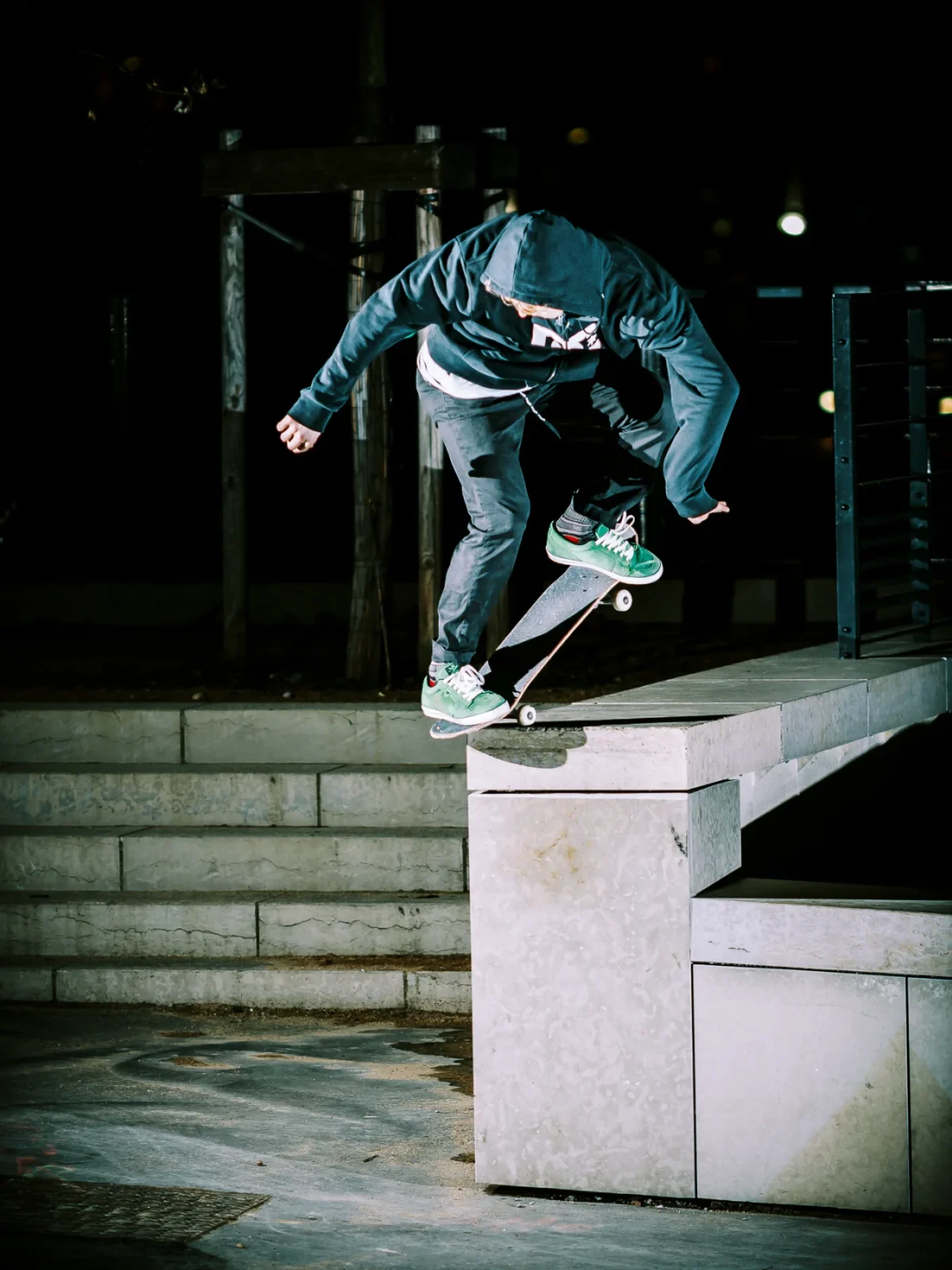 Saut en skateboard de nuit réalisé par un photographe artiste Lyon.