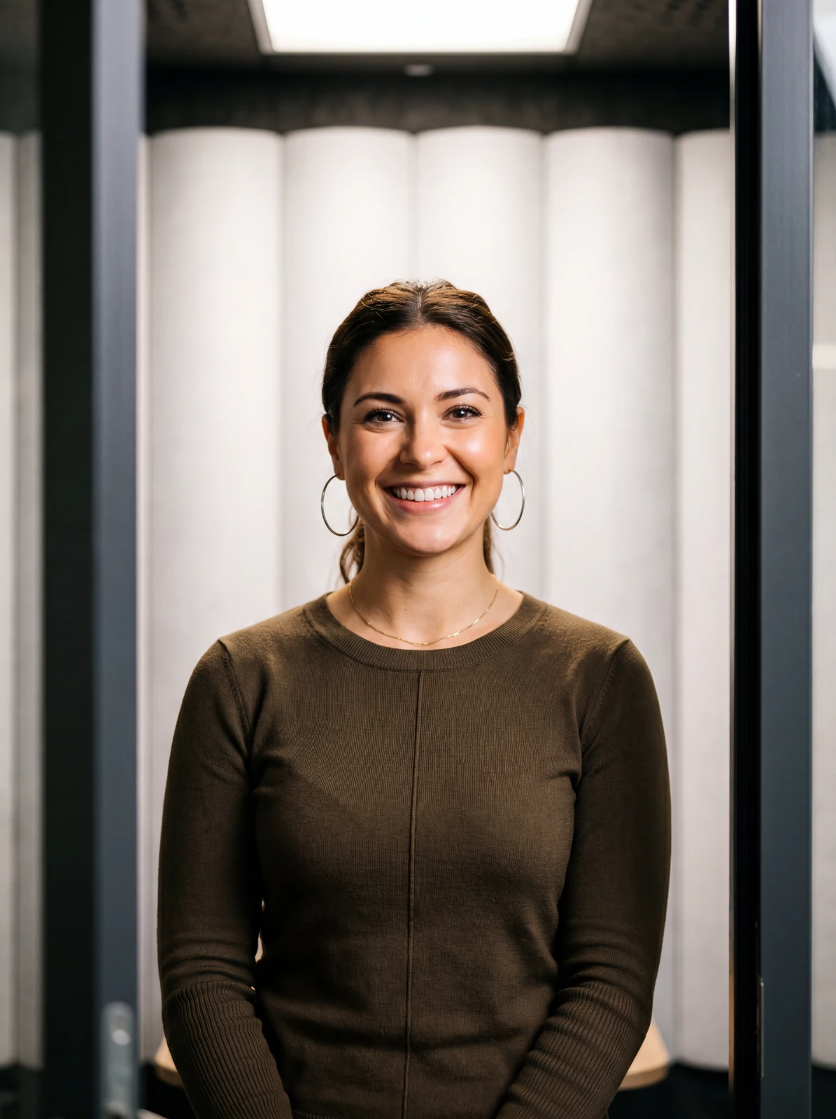 Le sourire, votre meilleur atout professionnel. Séance portrait réalisée en studio avec un éclairage de face.