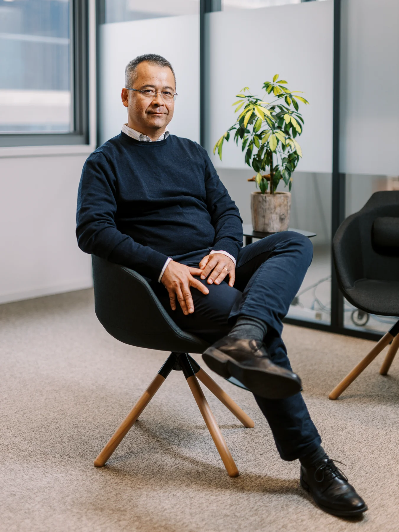 Cadre assis dans un bureau moderne. Astuces sur comment choisir un photographe professionnel à Lyon.