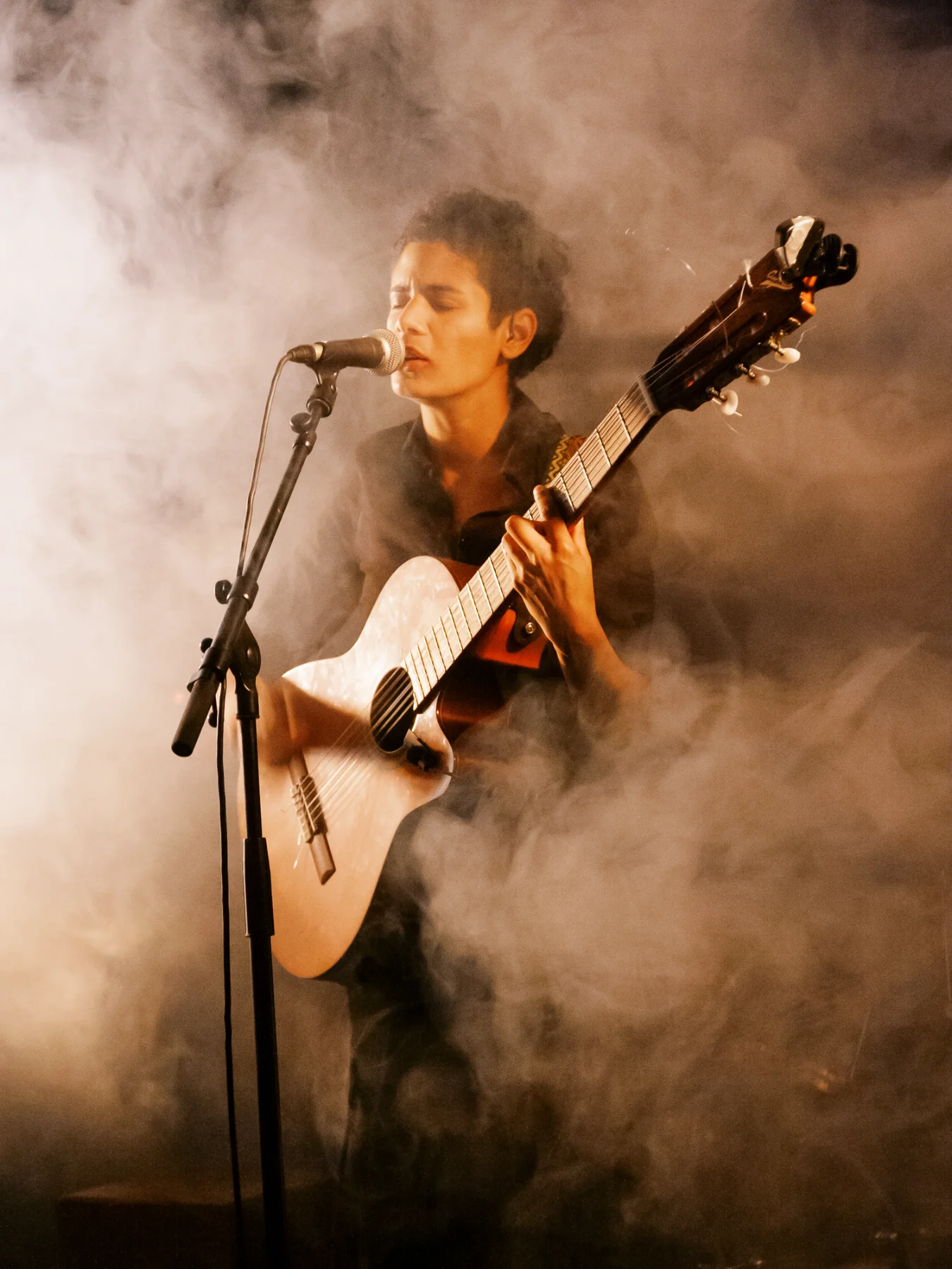 Chanteuse à la guitare dans la brume par un photographe artiste Lyon.