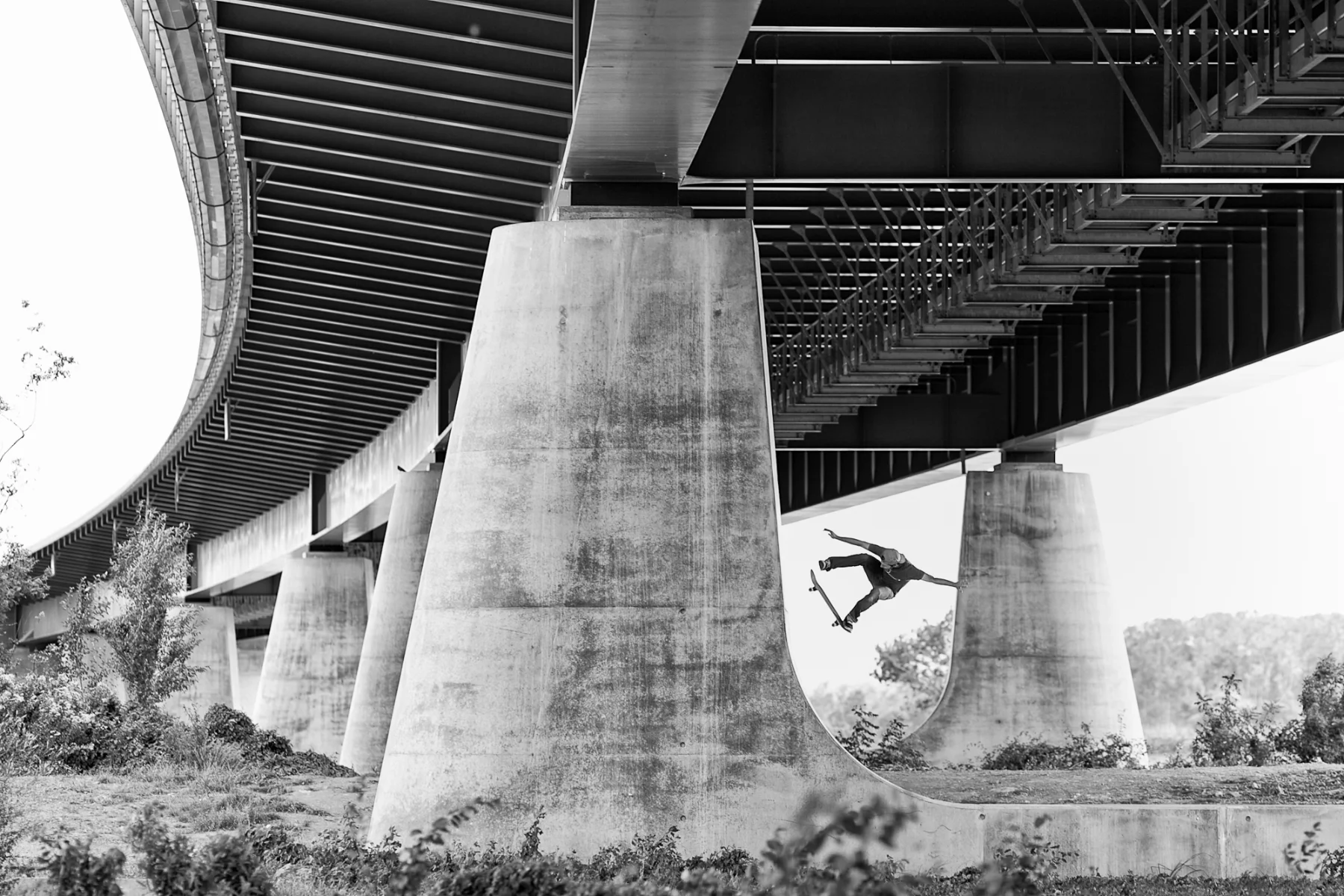 Skateur sous un pont en béton par un photographe artiste Lyon.