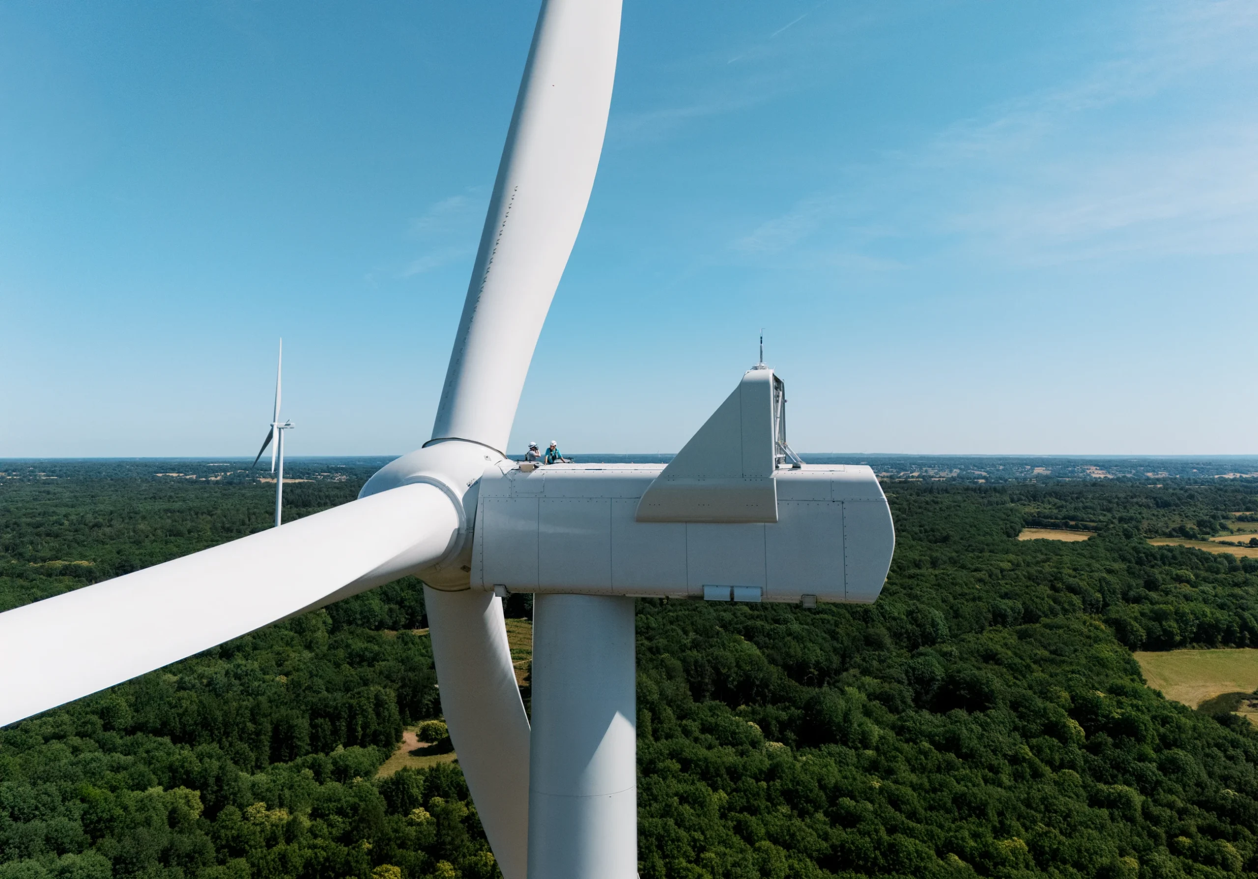 Vue aérienne d'une éolienne en maintenance, réalisée par un photographe professionnel Lyon.
